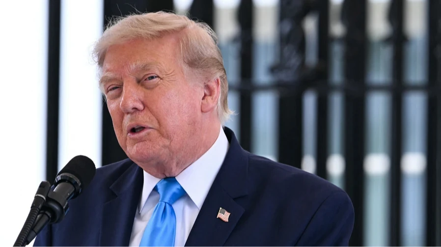 Трамп з борту літака оголосив переговори з Іраном та назвав умови угоди