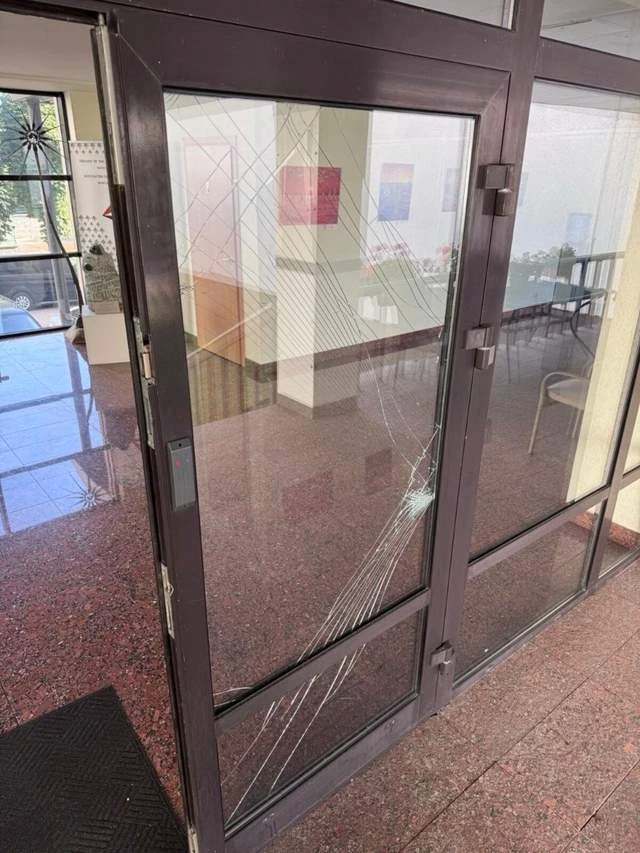 МЗС Литви викличе представника Росії через пошкодження посольства в Києві