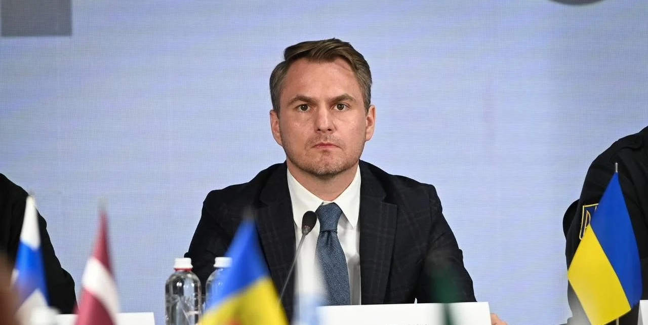 Кравченко у відрядженні, а президент вимагає його звільнення: передумови виїзду